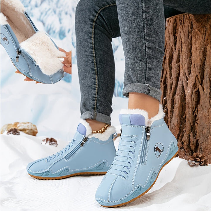 Hellblaue gefütterte Ankle Boots mit Fellkragen und kontrastfarbener Ferse