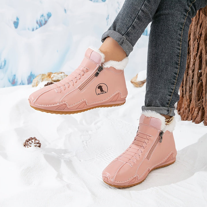 Rosa Winterstiefeletten mit Schnürung und weichem Fellkragen im Schnee