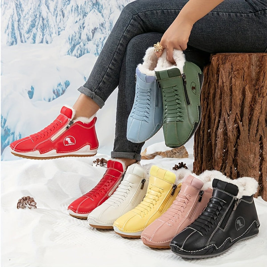 Sechs Farbvarianten der gefütterten Ankle Boots mit Fellkragen im Schneeambiente