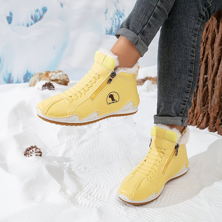 Gelbe gefütterte Winterstiefeletten mit Schnürung im verschneiten Outdoor-Setting