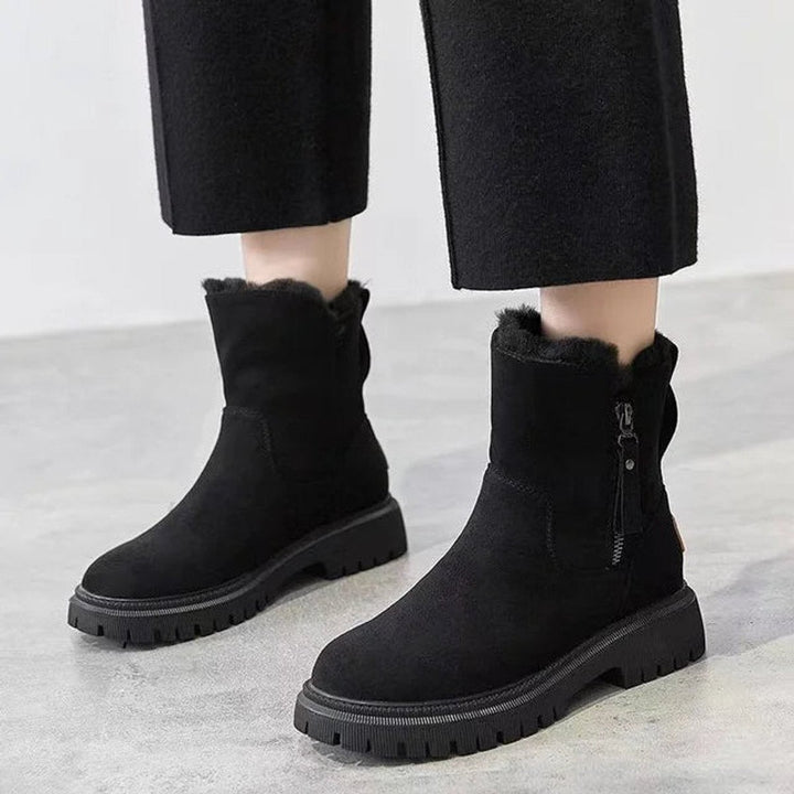 Schwarze gefütterte Winterstiefeletten mit Plateausohle und Reißverschluss am Bein