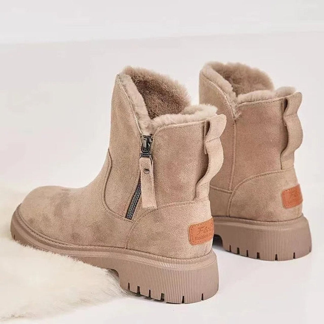 Beige Winterstiefel mit Kunstfellfutter und seitlichem Reißverschluss im Detail