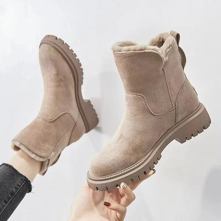 Beige Plateau-Winterstiefel mit Fellfutter, in der Hand präsentiert