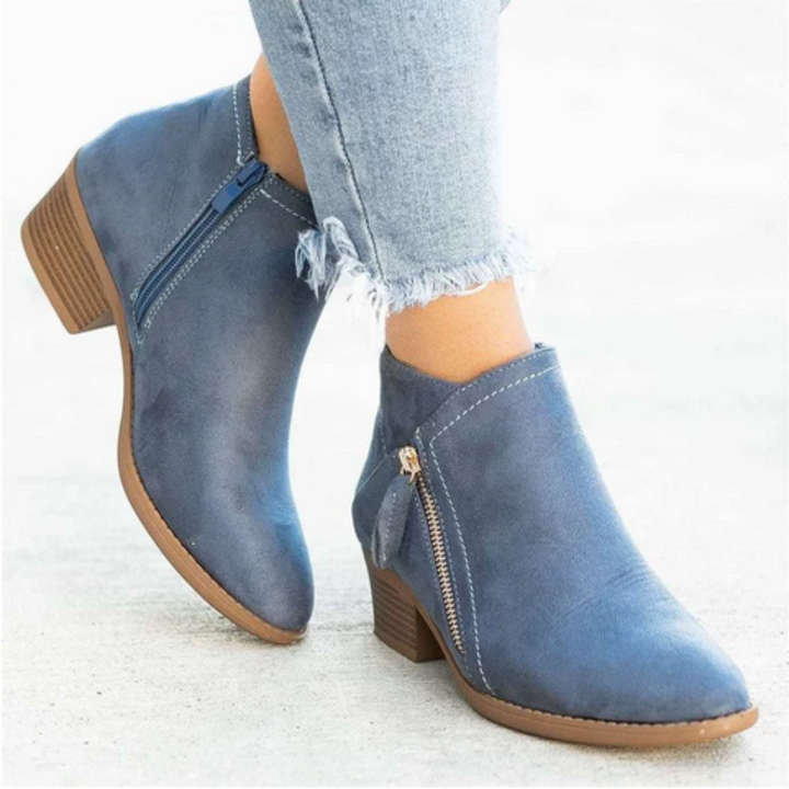 Blaue Veloursleder Stiefeletten mit Reißverschluss und Blockabsatz getragen