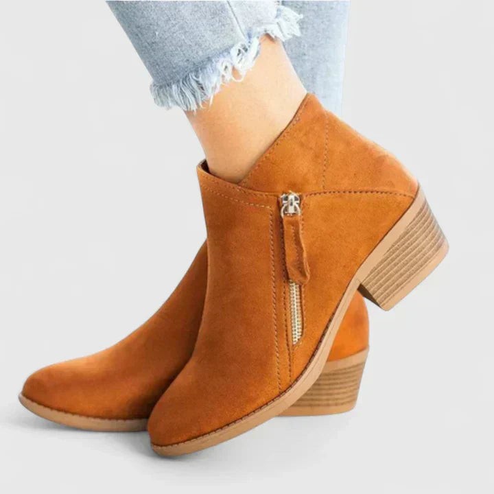 Cognacfarbene Ankle Boots aus Veloursleder mit Blockabsatz