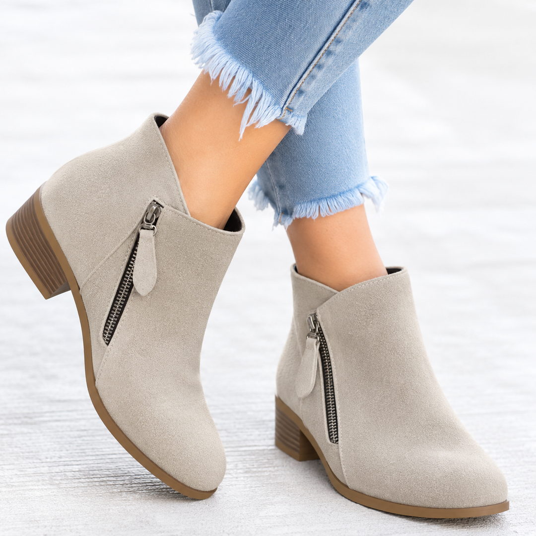 Beige Stiefeletten aus Wildleder mit seitlichem Reißverschluss getragen
