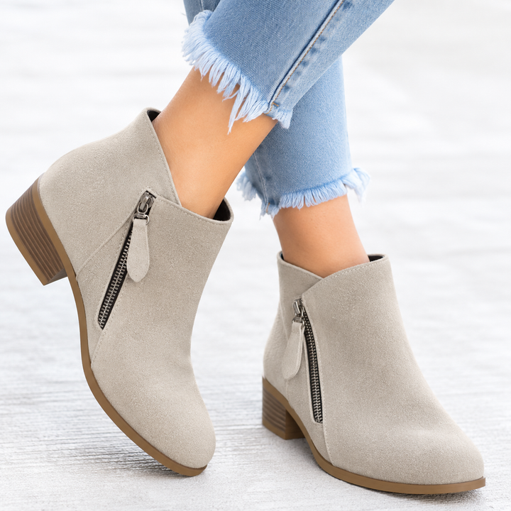 Beige Stiefeletten aus Wildleder mit seitlichem Reißverschluss getragen