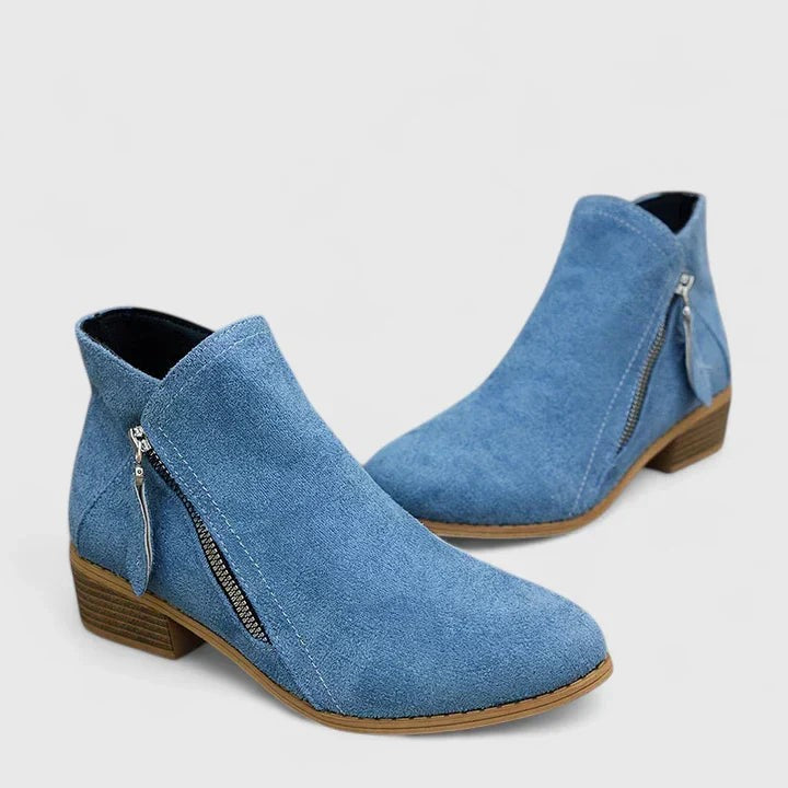 Blaue Stiefeletten aus Wildleder mit seitlichem Reißverschluss freigestellt