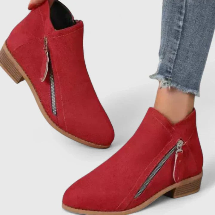 Rote Ankle Boots mit seitlichem Zipper freigestellt fotografiert