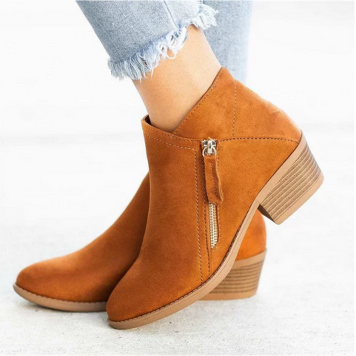 Cognacfarbene Stiefeletten aus Wildleder mit Blockabsatz getragen