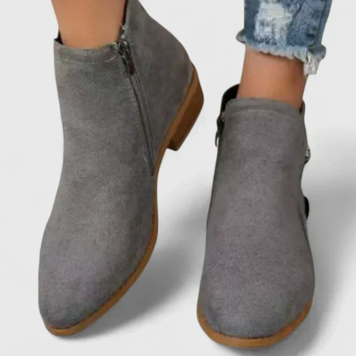 Graue Veloursleder Stiefeletten mit Reißverschluss von vorne fotografiert