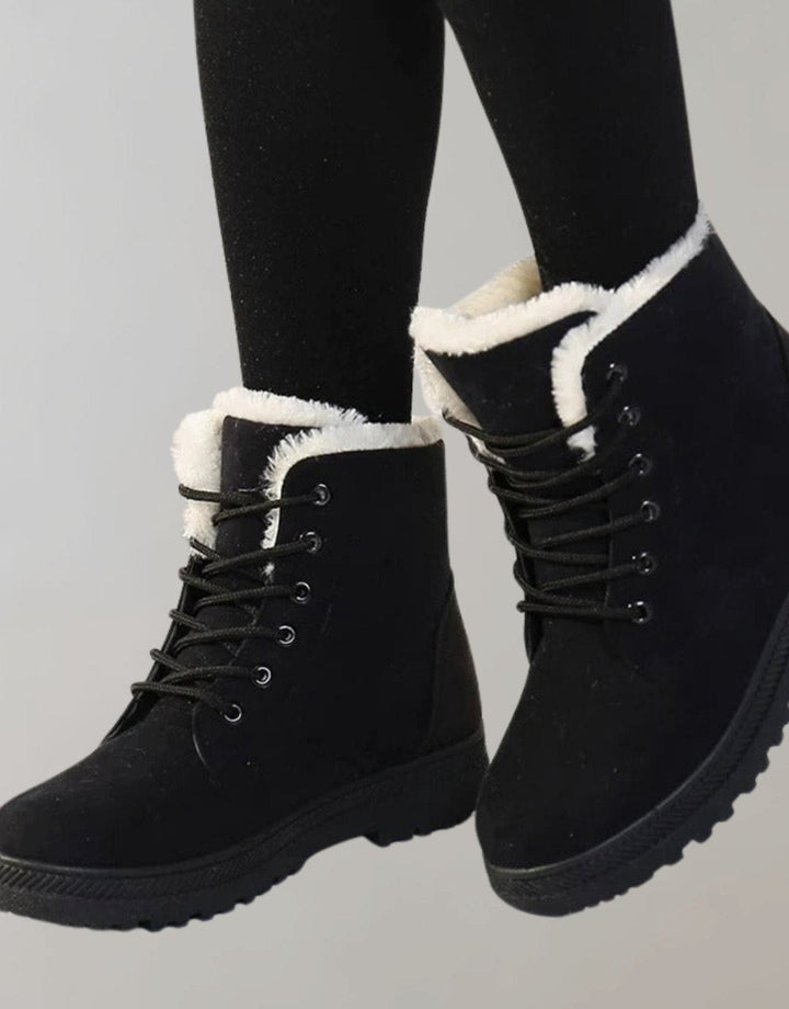 Schwarze Schnür-Winterboots mit weißem Fellrand in Wildlederoptik