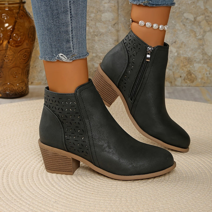 Graue Stiefeletten mit Lochmuster und seitlichem Reißverschluss, Blockabsatz