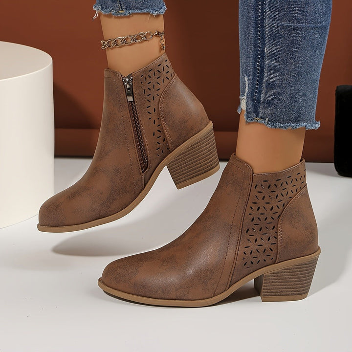 Braune Stiefeletten mit perforiertem Muster und Blockabsatz am Fuß