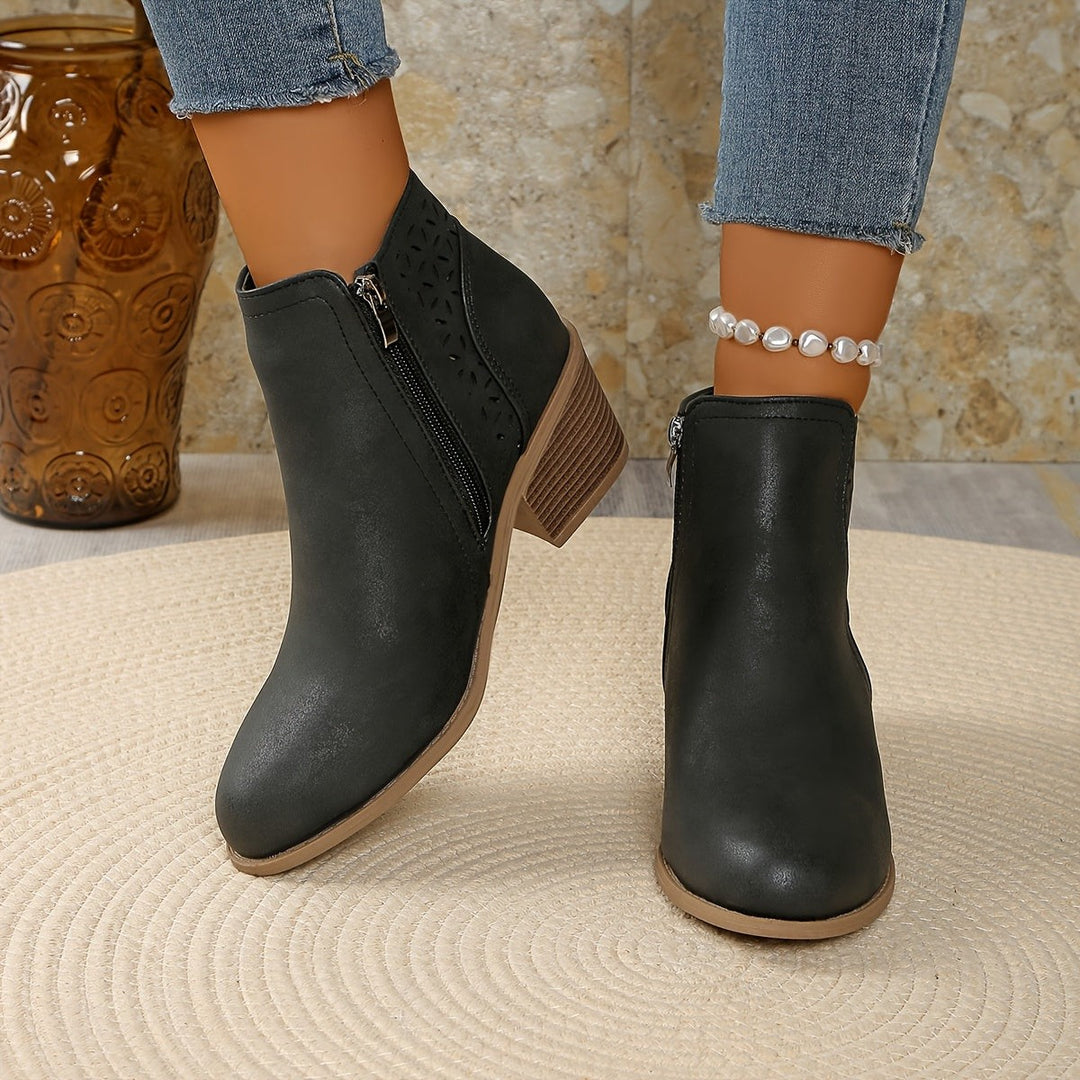 Schwarzgrüne Stiefeletten mit Zierperforation und Reißverschluss, Detailansicht