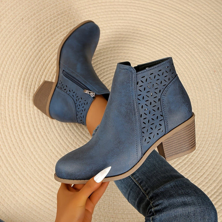 Blaue Ankle Boots mit floralem Lochmuster und Holzoptik-Absatz