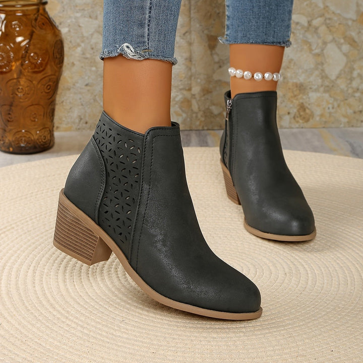 Anthrazitfarbene Stiefeletten mit Lasercut-Details und stabilem Absatz
