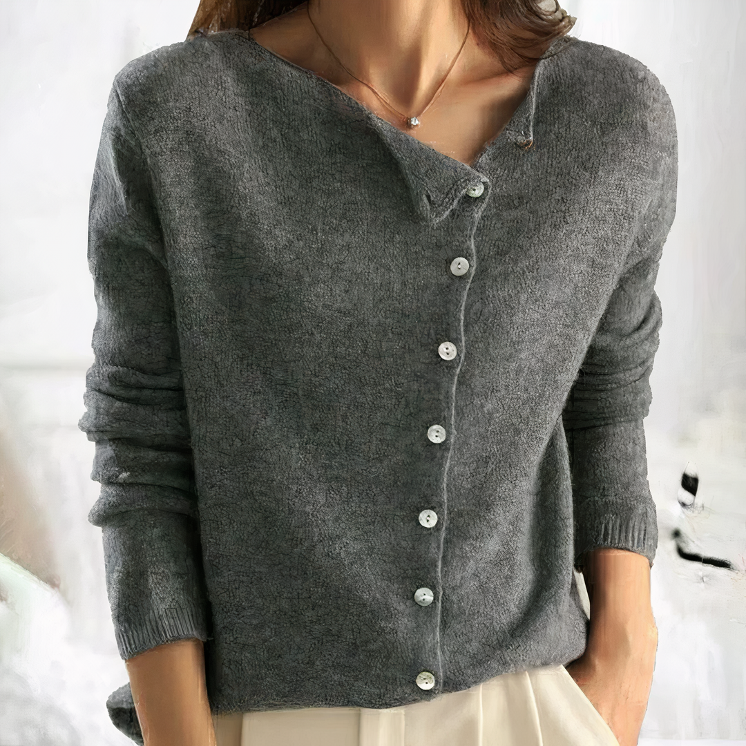 Graue Strickjacke mit asymmetrischem Kragen und Knopfleiste aus Perlmuttknöpfen