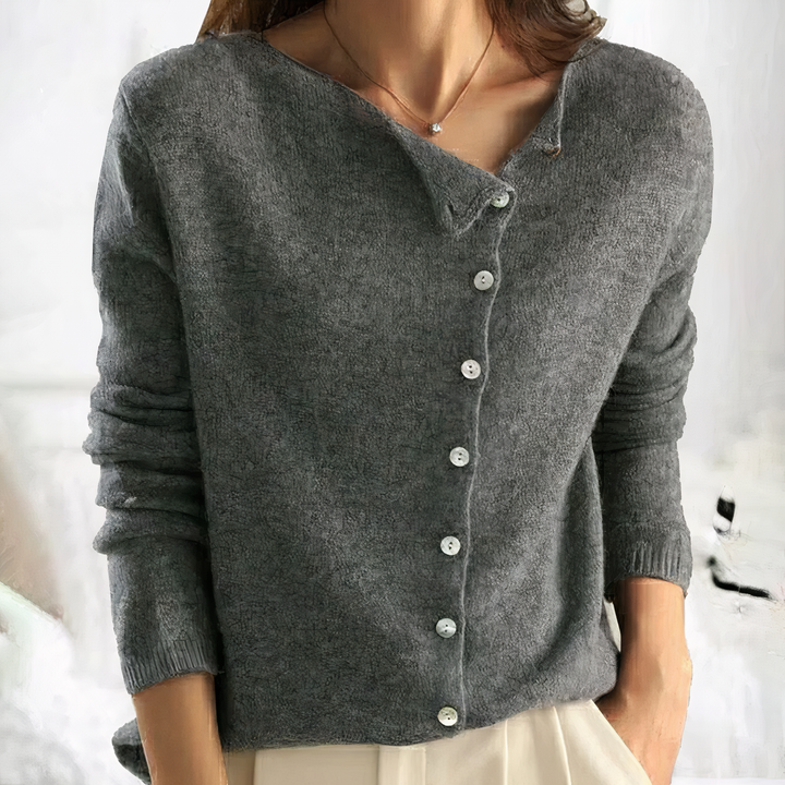 Graue Strickjacke mit asymmetrischem Kragen und Knopfleiste aus Perlmuttknöpfen