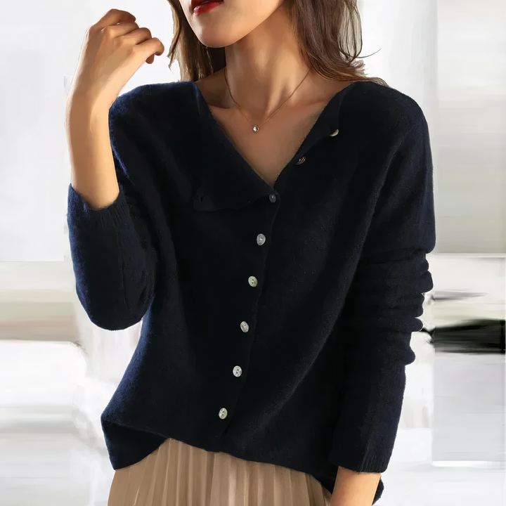 Dunkelblaue Strickbluse mit V-Ausschnitt und Knopfleiste, elegant kombiniert