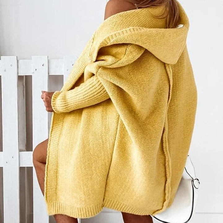 Gelber Oversize Strickmantel mit Kapuze, Rückansicht
