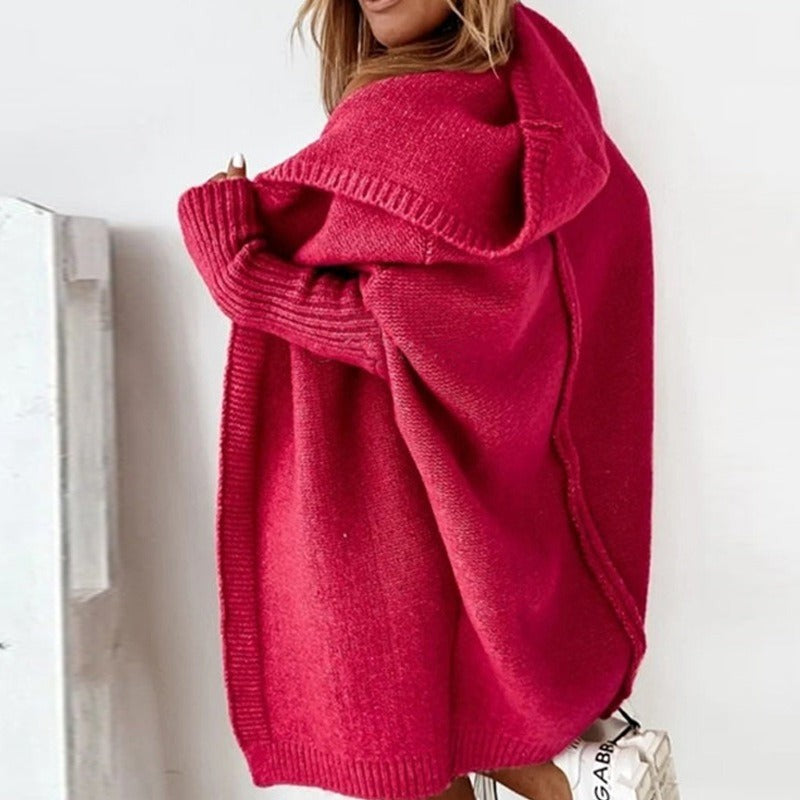 Pinker Oversize Strickmantel mit Kapuze, seitliche Ansicht