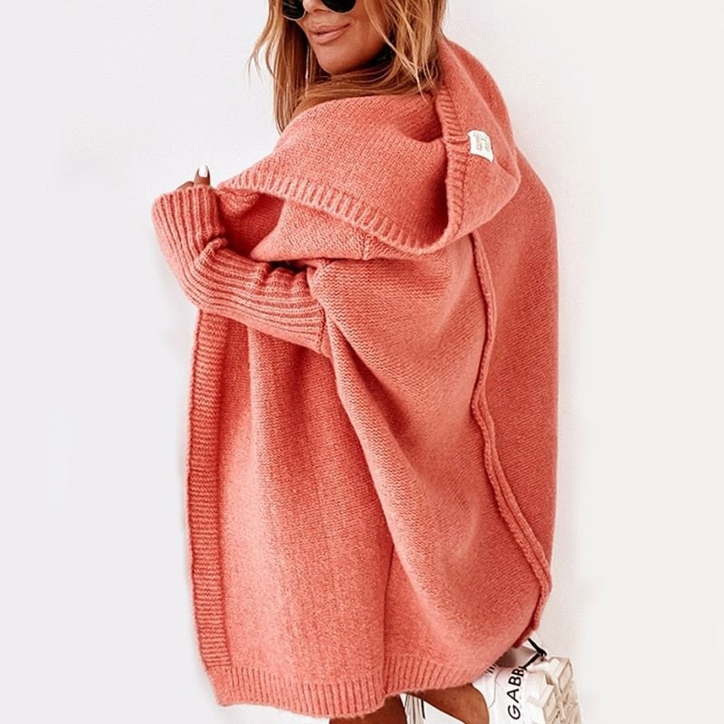 Lachsfarbener Strickcardigan mit Kapuze, seitliche Ansicht