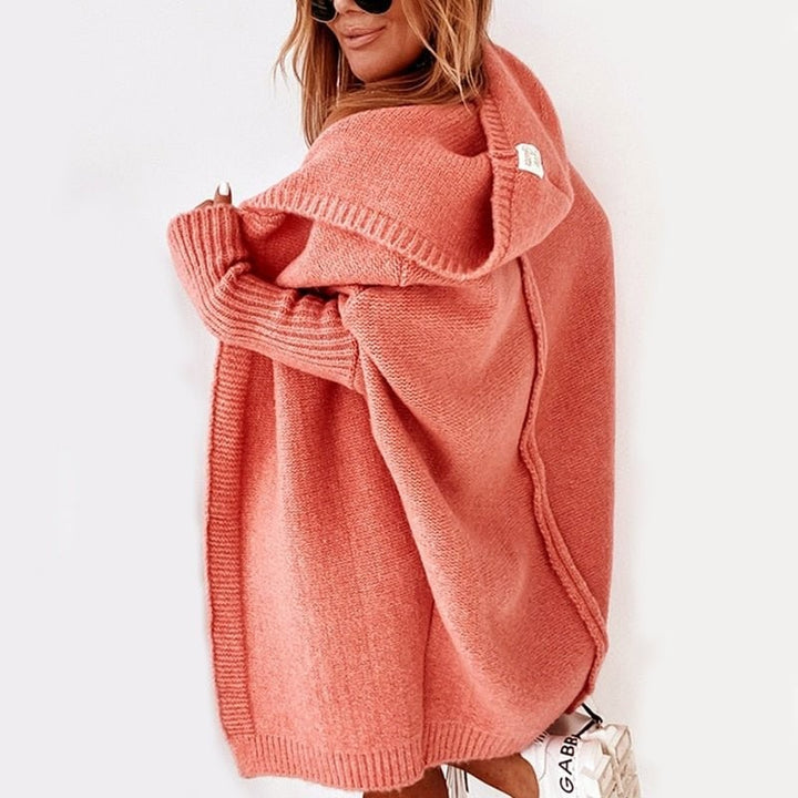 Lachsfarbener Strickcardigan mit Kapuze, seitliche Ansicht