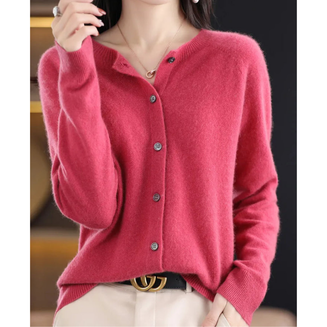 Strickjacke in Himbeerrot mit Rundhalsausschnitt und Knopfleiste, elegant kombiniert