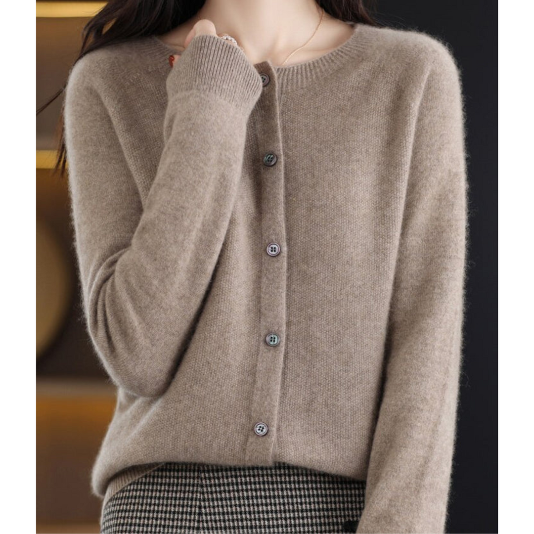 Cardigan in Taupe aus kuscheligem Feinstrick mit Rundhalsausschnitt