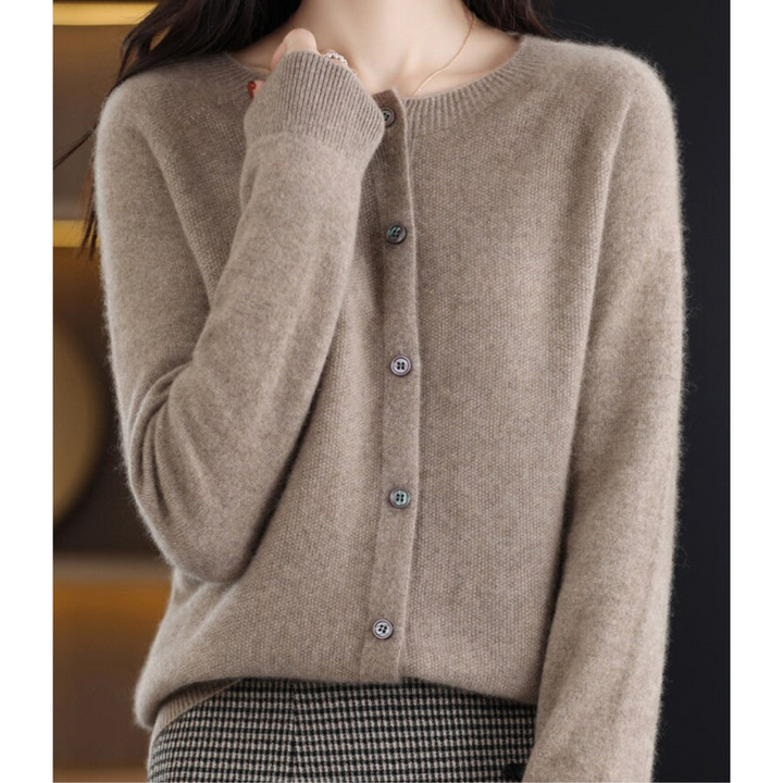 Cardigan in Taupe aus kuscheligem Feinstrick mit Rundhalsausschnitt