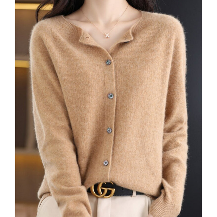 Strickjacke in warmem Beige mit Rundhals und durchgehender Knopfleiste