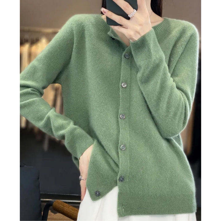 Strickjacke in Salbeigrün aus weichem Strick, lässig offen getragen