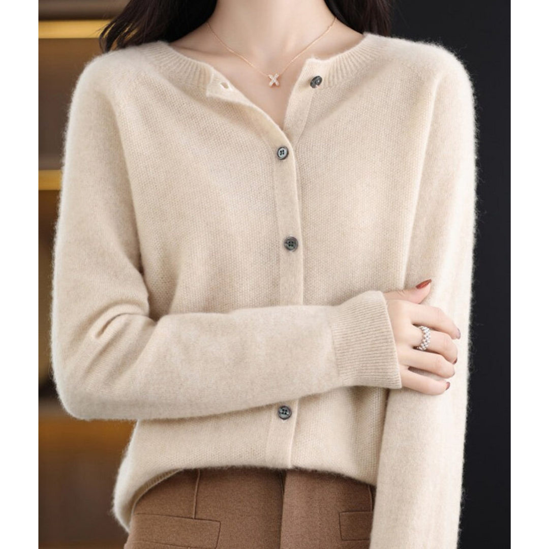 Strickjacke in Creme mit Rundhalsausschnitt aus flauschigem Feinstrick