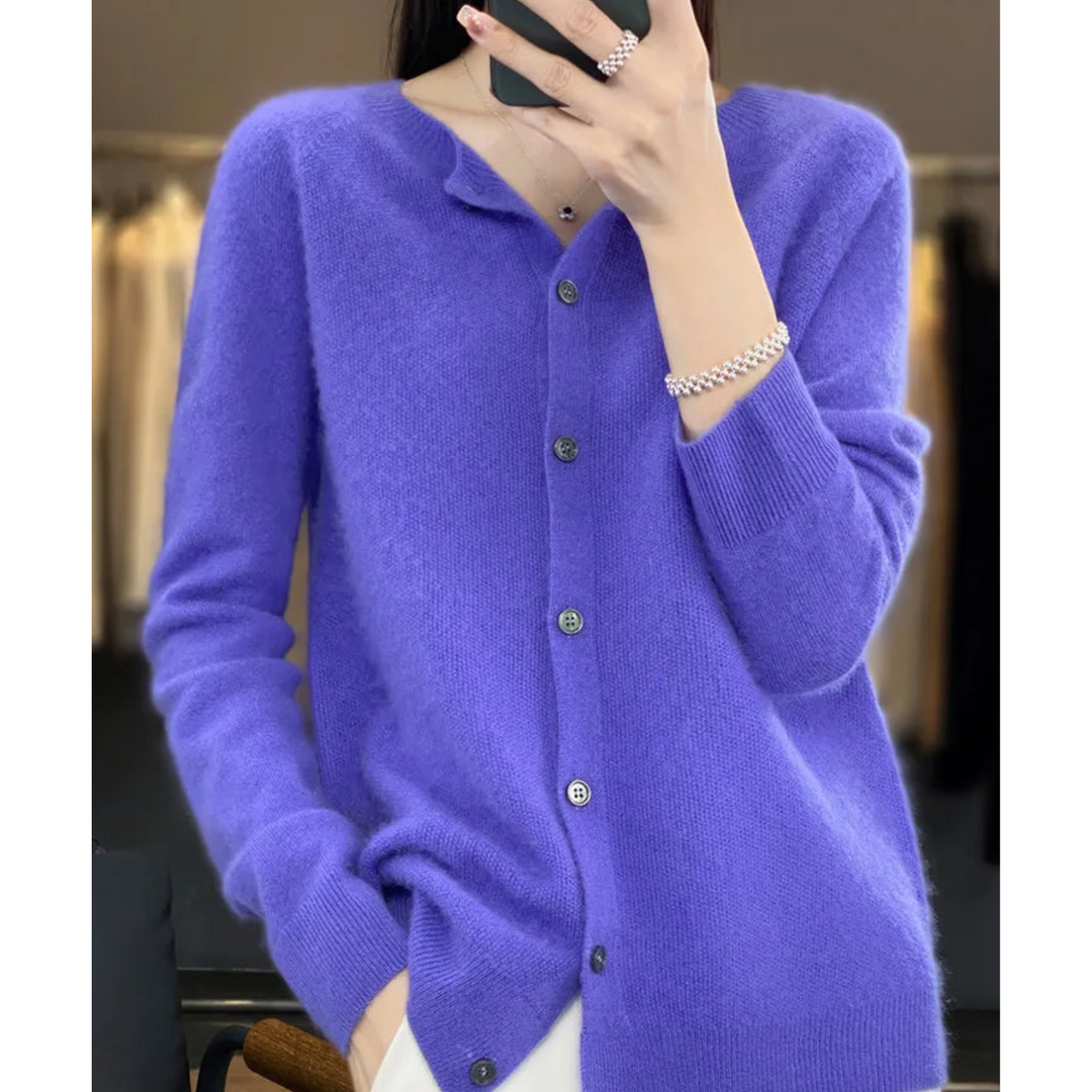Strickjacke in Violett mit Rundhalsausschnitt und dunklen Knöpfen