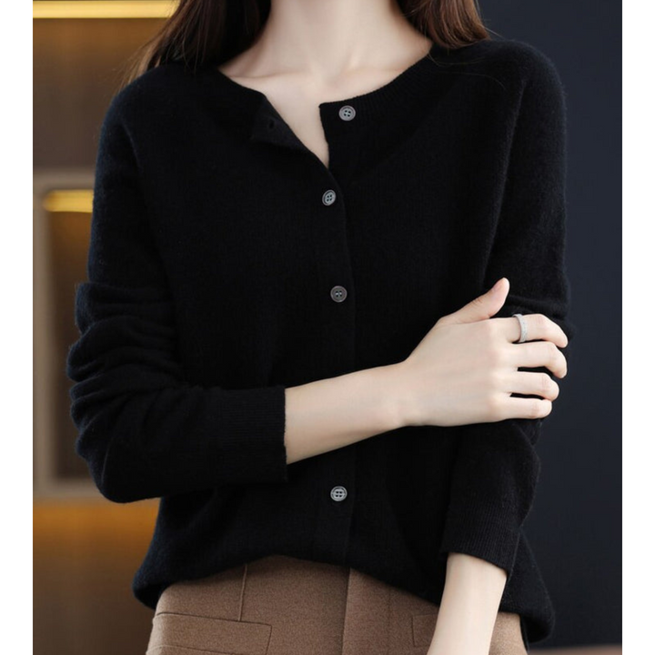 Cardigan in Schwarz mit Rundhalsausschnitt, schlicht und elegant geknöpft