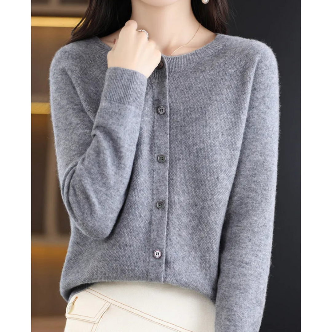 Strickjacke in Grau meliert mit Rundhalsausschnitt und Knopfverschluss