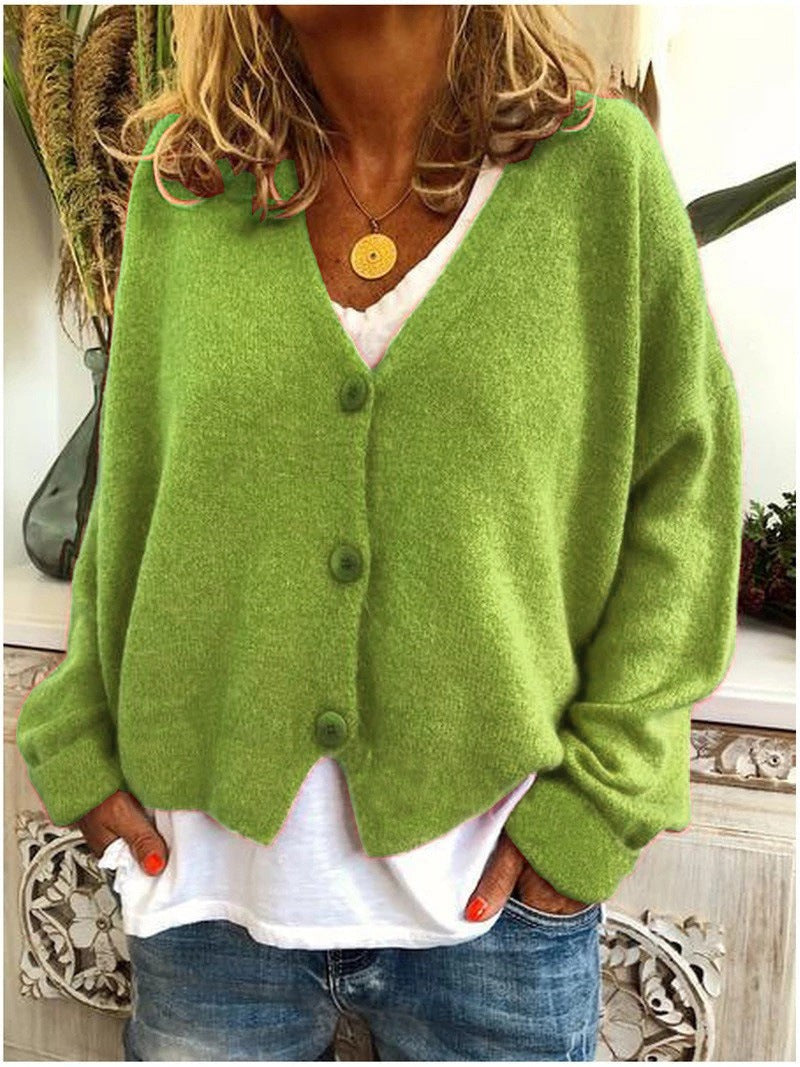 Grüne Strickjacke mit V-Ausschnitt und Holzknöpfen, lässiger Boho-Look