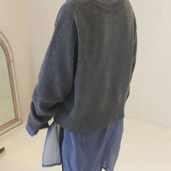 Rückansicht eines grauen Oversize-Pullovers mit blauem Hemd darunter