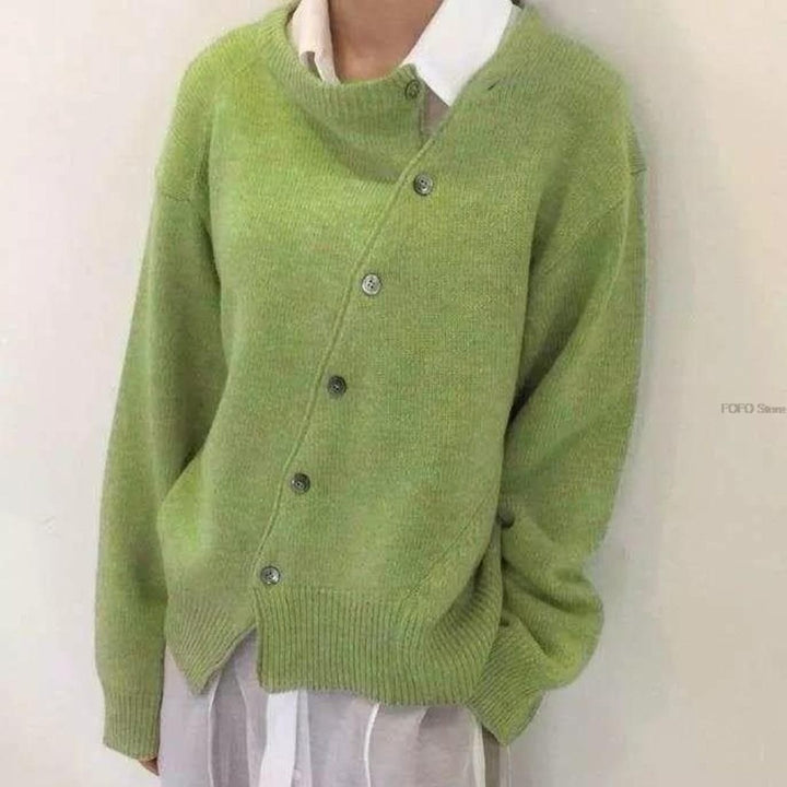 Grüner Strickpullover mit asymmetrischer Knopfleiste und Rundhalsausschnitt