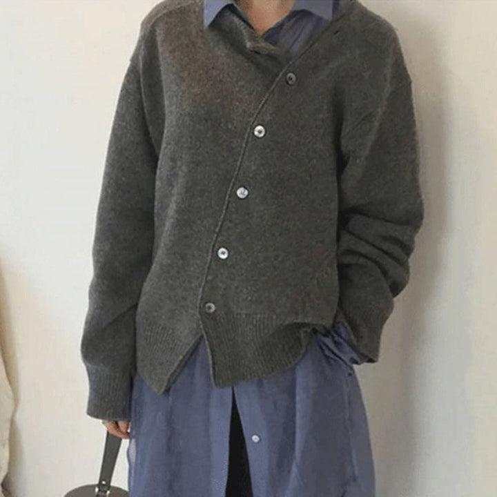 Grauer Cardigan mit schräger Knopfleiste, getragen über blauem Hemdkleid