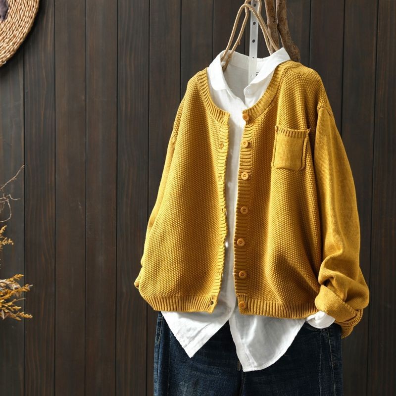 Senfgelbe Strickjacke oversized mit Knopfleiste und Brusttasche