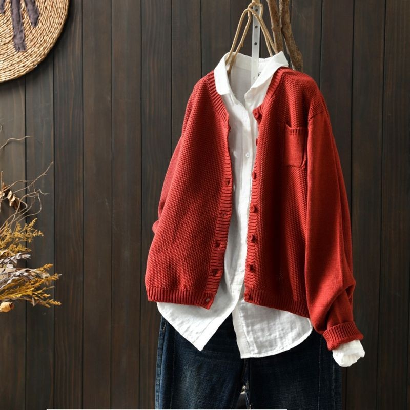 Rostrote Strickjacke locker geschnitten mit Knopfverschluss