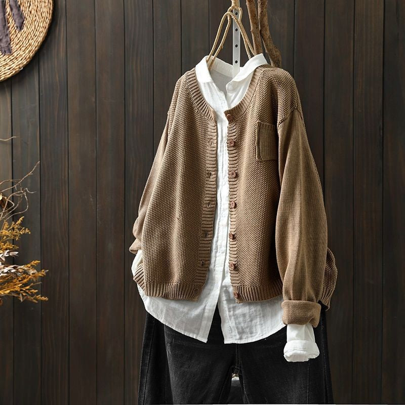 Beige Strickjacke oversized mit Knopfleiste und Brusttasche