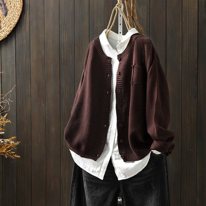 Braune Strickjacke locker geschnitten mit Rippstrick-Details
