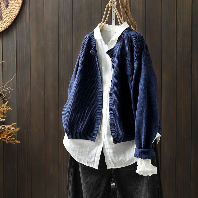 Marineblaue Strickjacke oversized mit Knopfverschluss und Brusttasche