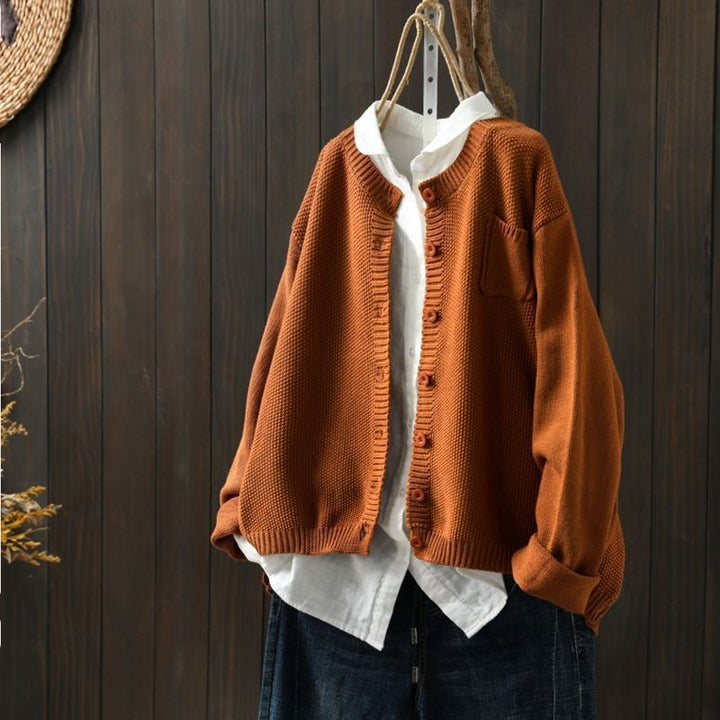 Rostbraune Strickjacke locker geschnitten mit Knopfleiste