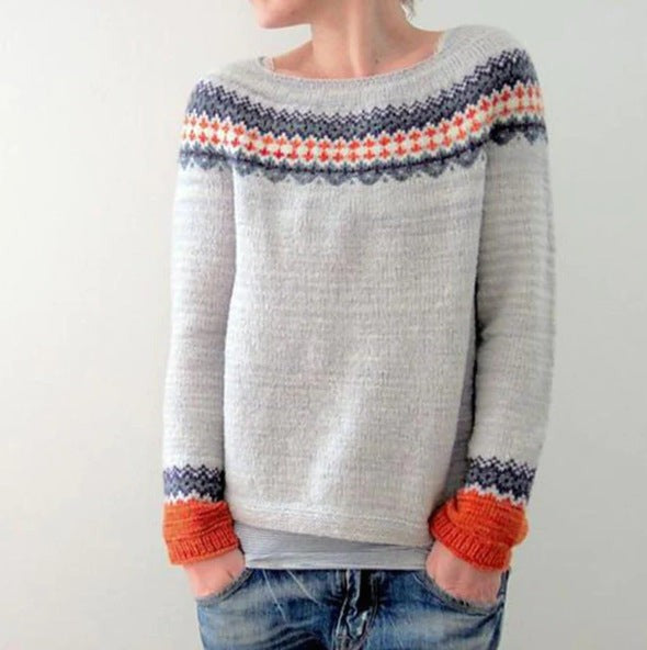 Grauer Strickpullover mit Norweger-Muster und orangefarbenen Bündchen