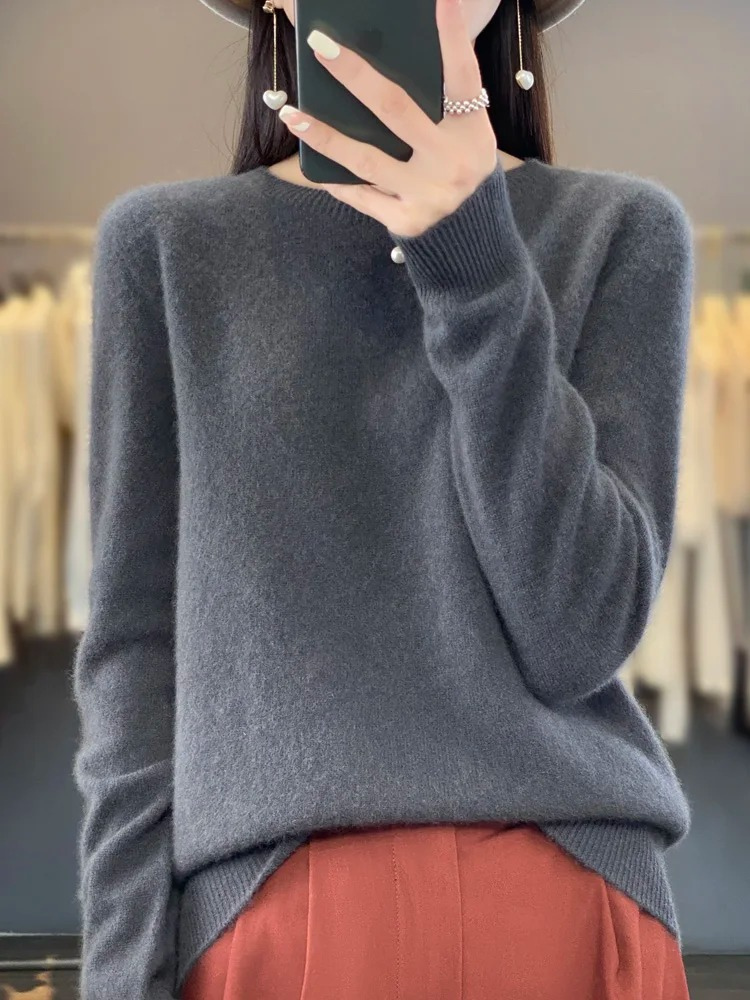 Anthrazitgrauer Strickpullover mit rundem Ausschnitt und geripptem Bündchen
