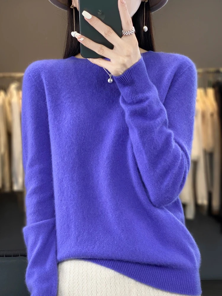 Kräftig blauer Strickpullover mit rundem Ausschnitt und weicher Textur